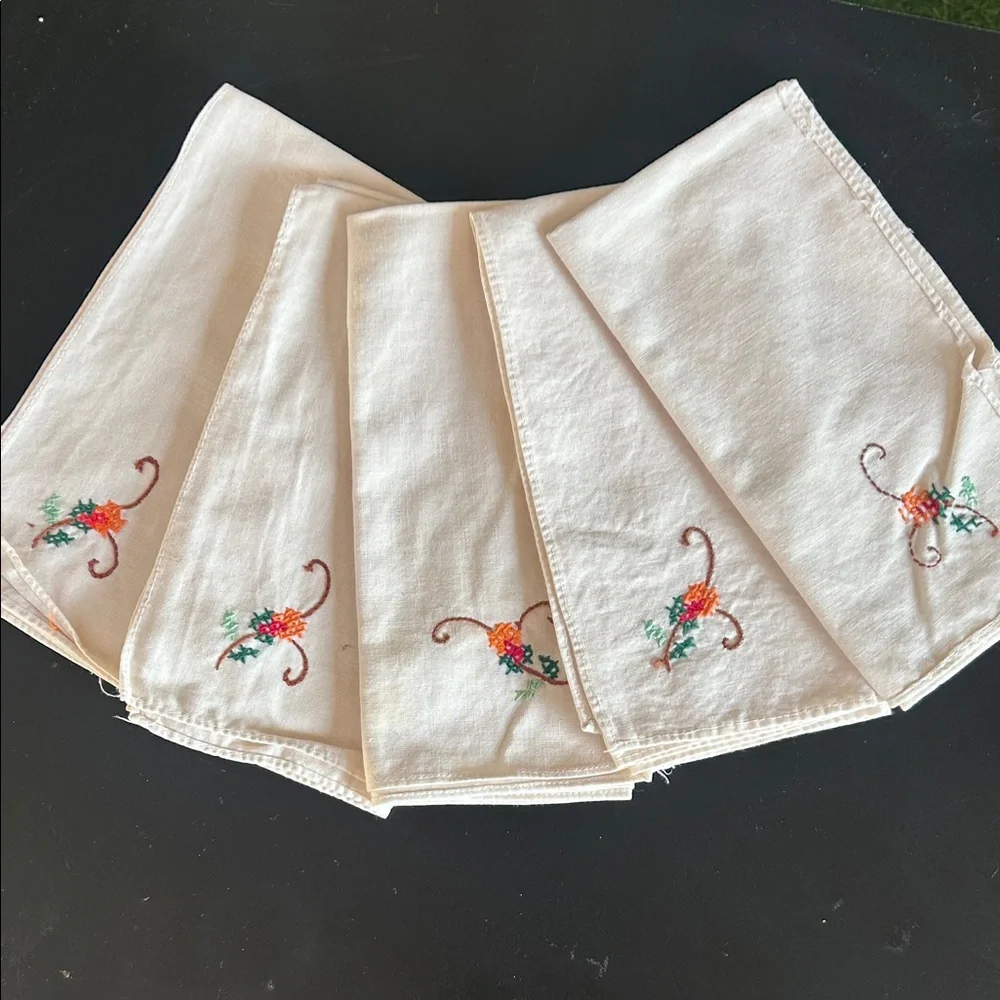 Embroidered Cream Napkins Set